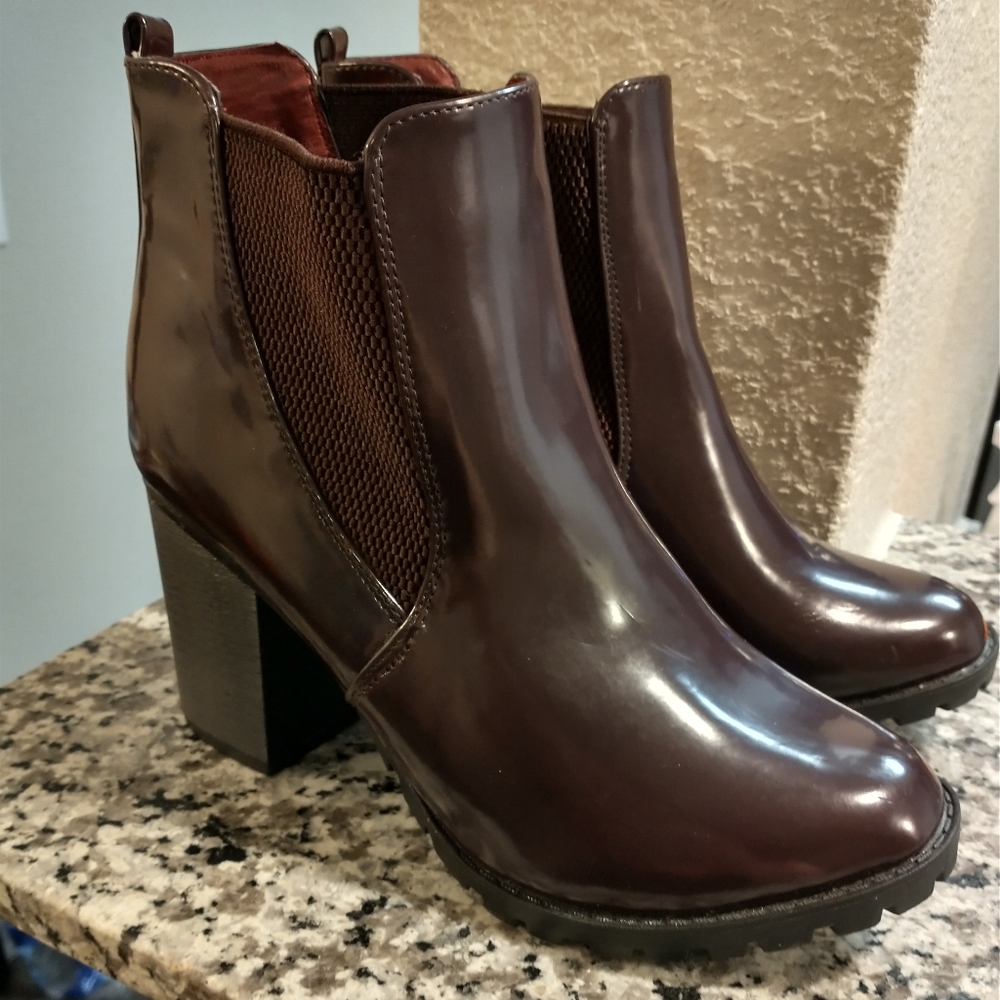Breckelle's Brown Burgundy Chunky Heel Ankle Boot Elastic Shiney 7 1/2 FLAWS